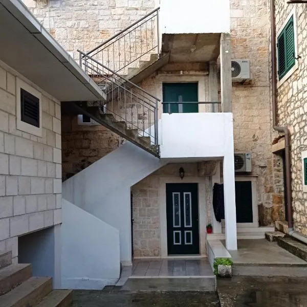 Apartments by the sea Povlja, Brac - 22899, hotelli kohteessa Selca