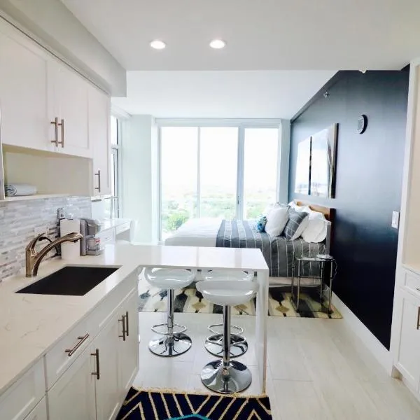 Coconut Grove 21st Floor Private Studio-Parking & WIFI included, hotel v Miami