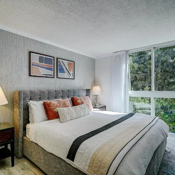 Cute 1 bedroom unit located in Condo Hotel in the heart of Coconut Grove Free Parking โรงแรมในไมอามี