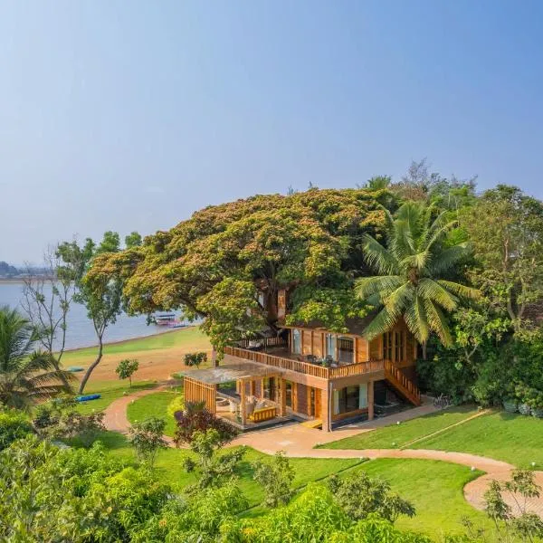 StayVista at Exotica Kabini - All Meals Included - Riverfront Villa, Hotel in Antarasante