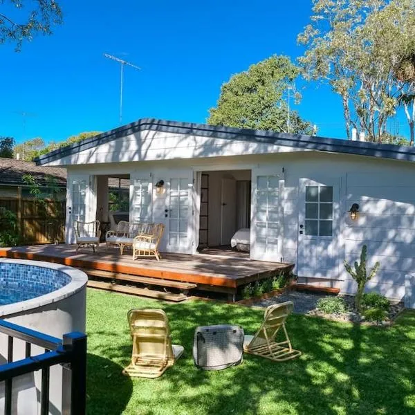 The River Shack, Vintage Luxe, Right Beside River, hotel in Noosaville
