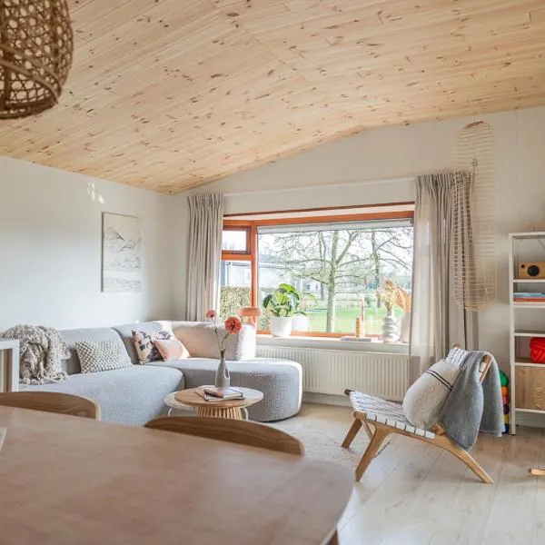 Zweeds vakantiehuis Leva midden in Drents-Friese Wold, готель у місті Doldersum