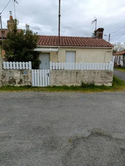 maison dans hameau 6 km de la mer, hotel en Saint-Hilaire-de-Chaléons