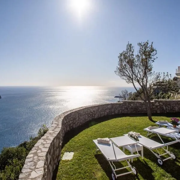 Belvedere delle Sirene with Heated Pool and Breathtaking Views、Colli di Fontanelleのホテル