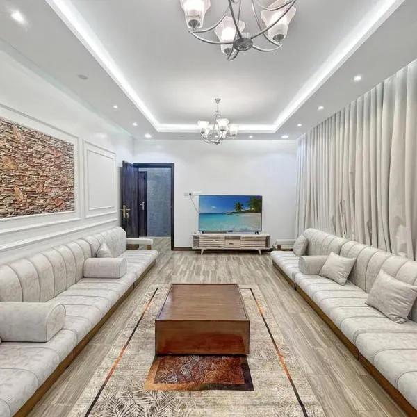 شقة خمس غرف مطلة على طريق السودة, hotel in Abha