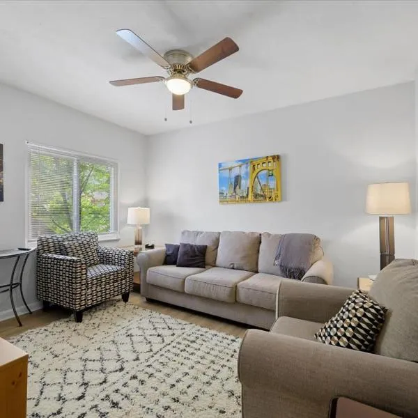 Great Two Bedroom w off Street Parking to Explore the City Close to Downtown Airport Ballparks, hotel v destinaci Pittsburgh