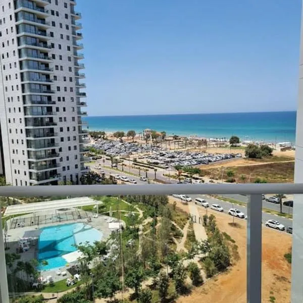 Beach front luxury apartment - managed building, hotel in H̱adera