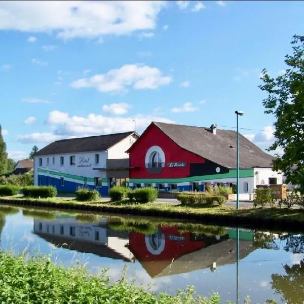 Auberge La Péniche, готель у місті Pierrefitte-sur-Loire