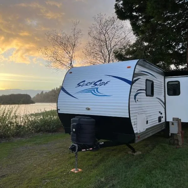 Surfside Glamping camper, hotel v destinaci Klamath