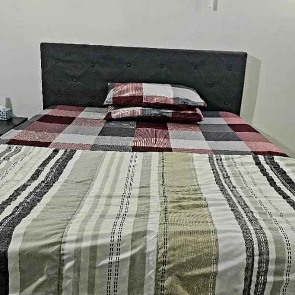 Bright and Cozy Room with Free Parking, hotel v destinaci Edmonton