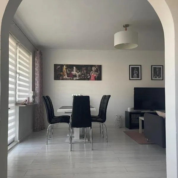 Promienna Rezydencja - bright holiday home, hotel v destinácii Wolin