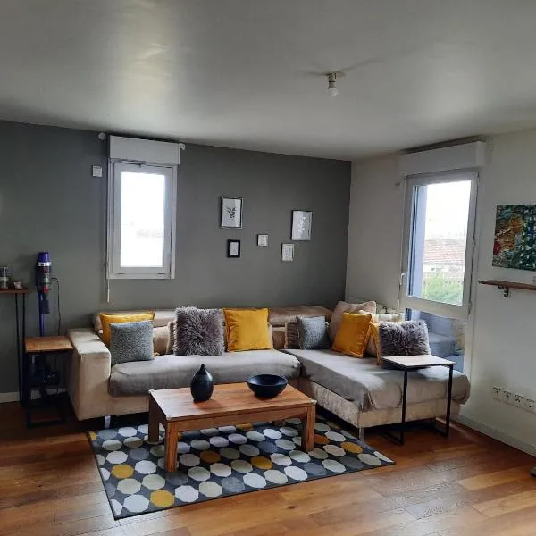 Magnifique appartement avec terrasse et parking, 8 Personnes, hôtel à Nanterre