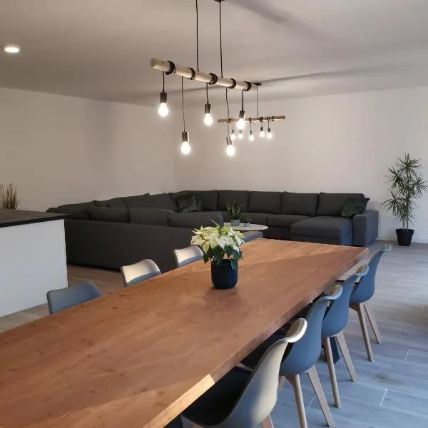 Ten Velde - vakantiewoning 12 personen - sauna - bubbelbad, khách sạn ở Hoeselt