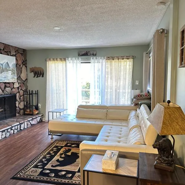 Bearadise Retreat At English Mountain Condo, hotel i Sevierville