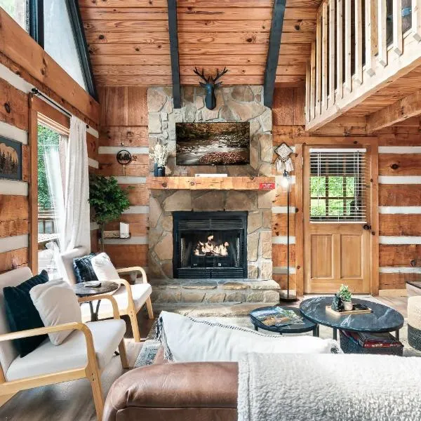 Family Fun Cabin on Bluff Mountain-Hot Tub & Game Room, hotel v mestu Sevierville