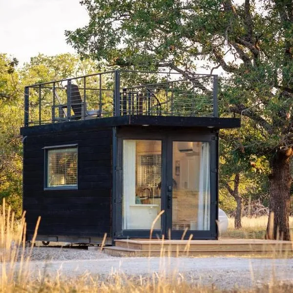 New! Luxury Shipping Container The Desert Escape、フレデリックスバーグのホテル