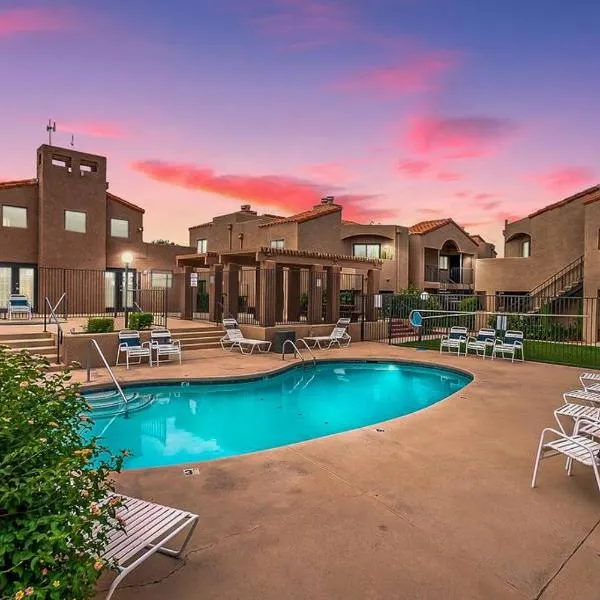 Sunny King-sized 1BD Condo near UofA and UMC w Pool, Parking, ξενοδοχείο σε Τουσόν
