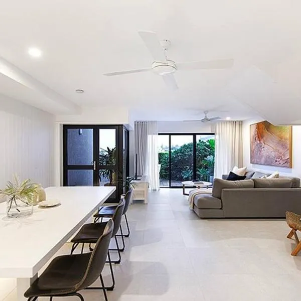 'Sunrise Luxury Beach Retreat, easy walk to beach, hotel di Sunrise Beach