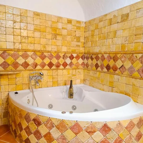 Casa Cueva The Exclusive Royal Andalusian Cave, hotel in Alcudia de Guadix