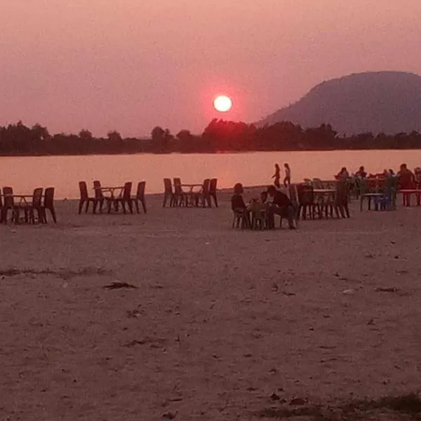 La plage de kampot by lee & hap guest house, hotel in Kampot