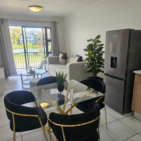 Outerspaces- 2 Bedroom apartment-Sandton, hotel v destinaci Avalon