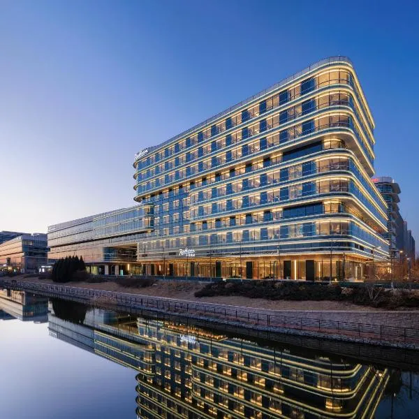 Radisson Hotel, Beijing DaXing Airport, hotel in Xihulin