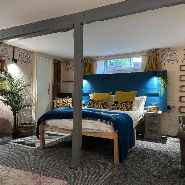 Charming two-bedroom apartment, One Drake Road, Tavistock, hotel in Tavistock