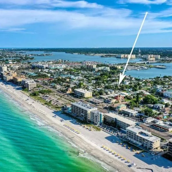 Remodeled Pet Friendly Condo, 1 Block to Beach Access, Walkable to Restaurants! Fall Promo for Mondays & Thursdays!, hotel di St Pete Beach