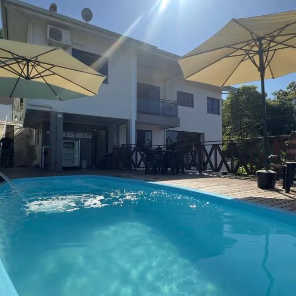 Casa dos Gerânios com Piscina - 4 Quartos climatizados, espaçosa ideal para encontro de grupos e familiares, próximo do Parque Termal!, hotel in Piratuba