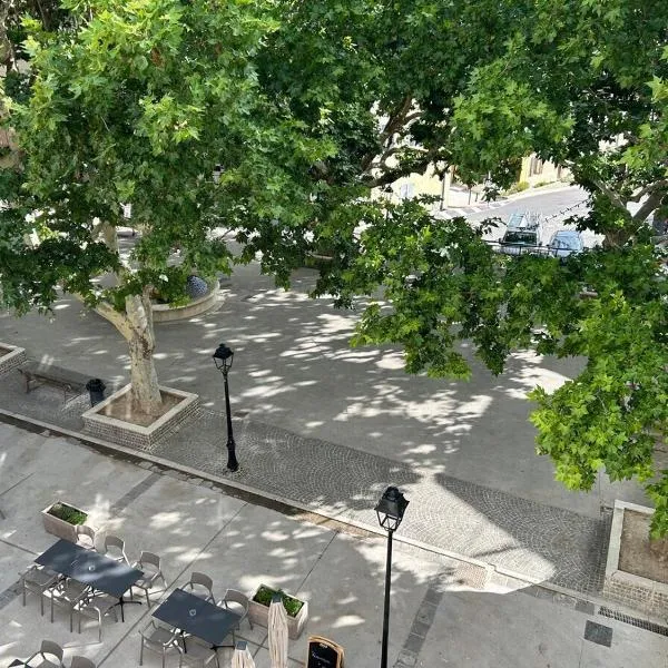 SOUS LES PLATANES、Velauxのホテル