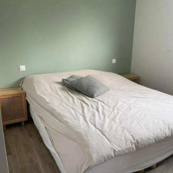 Chambre proche circuit 24H, hotel v destinácii Moncé-en-Belin