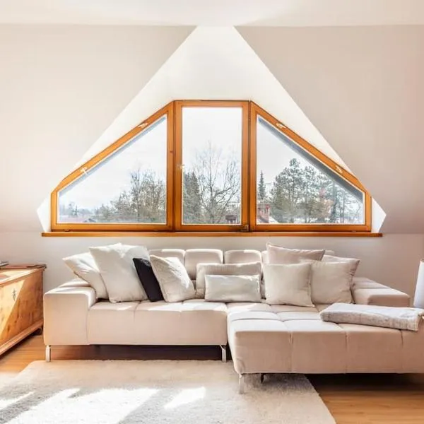 Spacious And Historic Villa With Bled Castle View, hotel v Bledu
