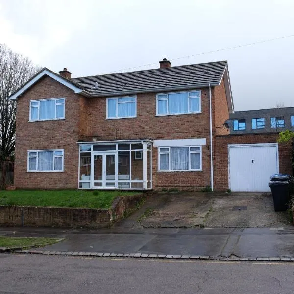 Many Worlds Meet - EuroStar, Wimbledon 30 mins, Central London, Gatwick 15 mins - Spacious, Sleeps up to 16 plus Cot - Free WiFi, Parking - Next to Lloyd Park, Great for Families, Walkers, Relocators - Ideal for Contractors, hotel v destinaci Croydon