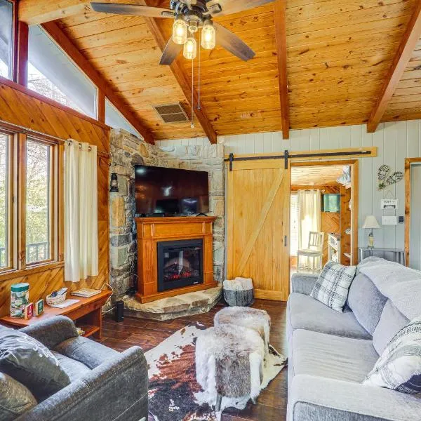 Near Lake and Trails Rustic Newland Cabin with Deck!, khách sạn ở Newland