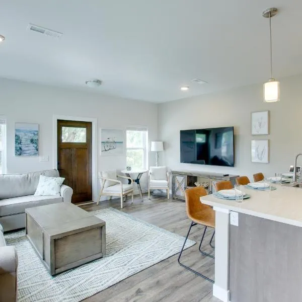 Riverfront Sheboygan Townhome with Grill!, hotel in Sheboygan