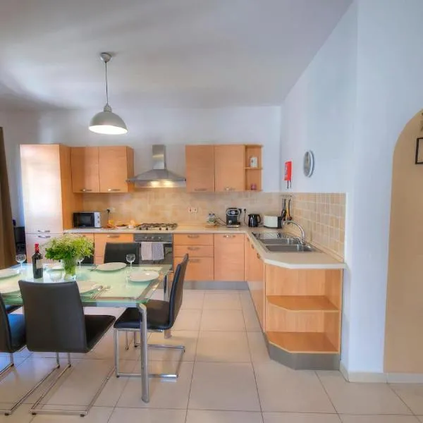 St Julians lovely 3 bedrooms by Homely, hotel in St. Julianʼs