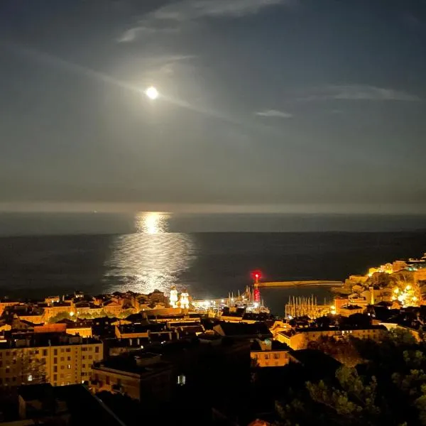 F3 Gd standing 87 m2 Extraordinaire vue mer pano, hotel v destinaci Bastia