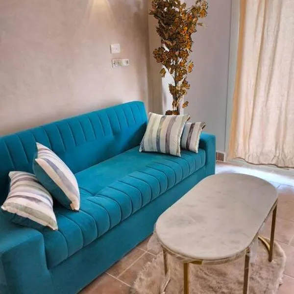شاليه مميز يطل عالبسين والبحر للعائلات فقط اسره, hotel in Ain Sokhna
