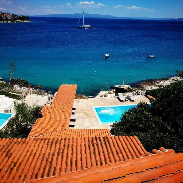 Beach house BellaVista with hot pool: Trogir şehrinde bir otel