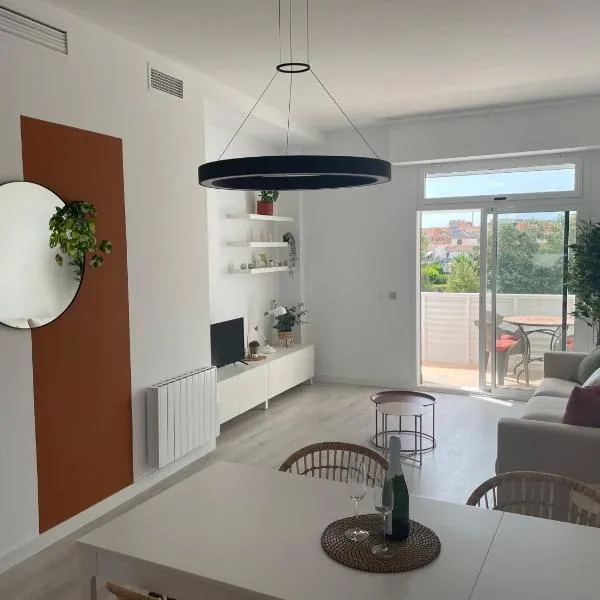 Lichtrijk appartement 400m van de zee met zwembad., khách sạn ở Vera