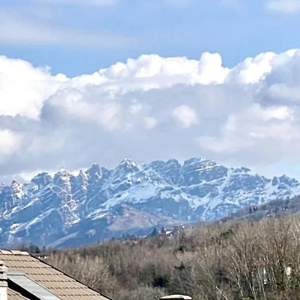 Cozy Apartment with view - LAGHI E SENTIERI -, hotel Dolzago városában