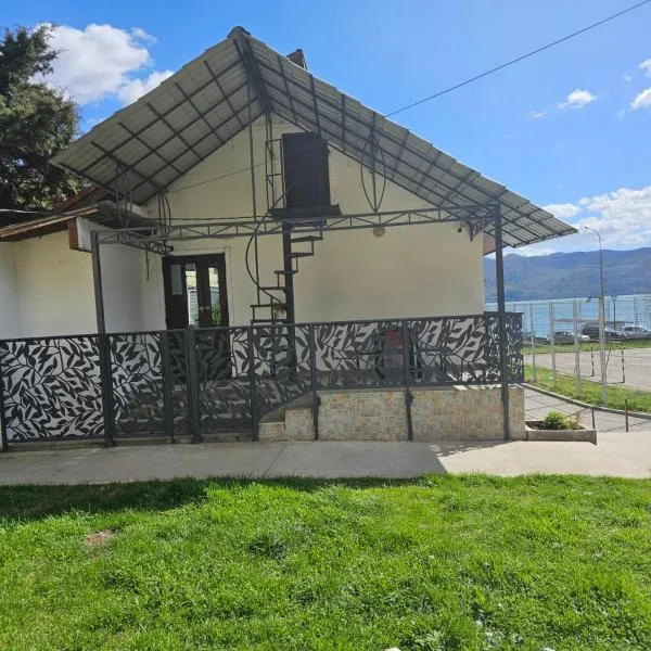 Casa Alba STr,Crizantemelor 17, hotel v destinaci Oršava