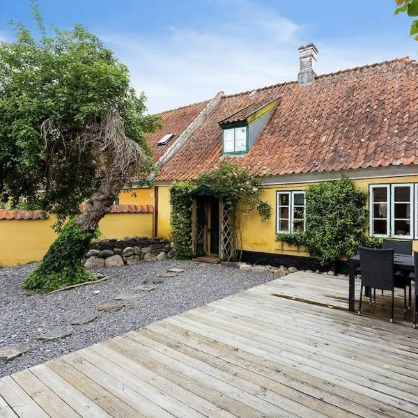 Idyllisk, historisk byhus ved fjorden i Mariager, hotel in Mariager