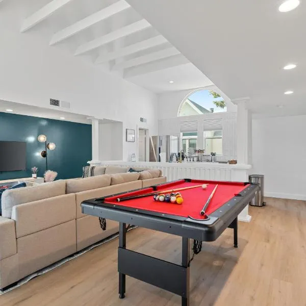 Luxurious Uptown Home - Mountain Views, Pool Table, Workspace, Parking!, ξενοδοχείο στο Φοίνιξ