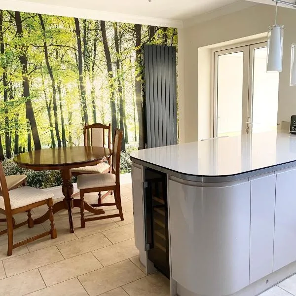 Spacious Five-Bedroom House Close to York Centre - Orchid House, hotel in York