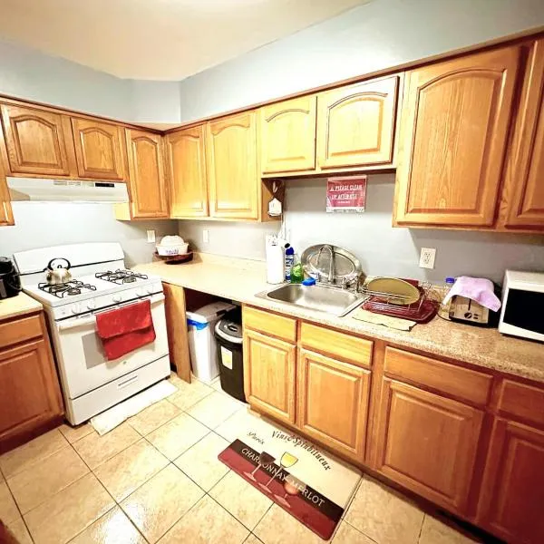 Room G DIVINE VILLA AND RESORT, 6 MINS TO AIRPORT, 4MINS TO PENN STATION., hotel in Newark