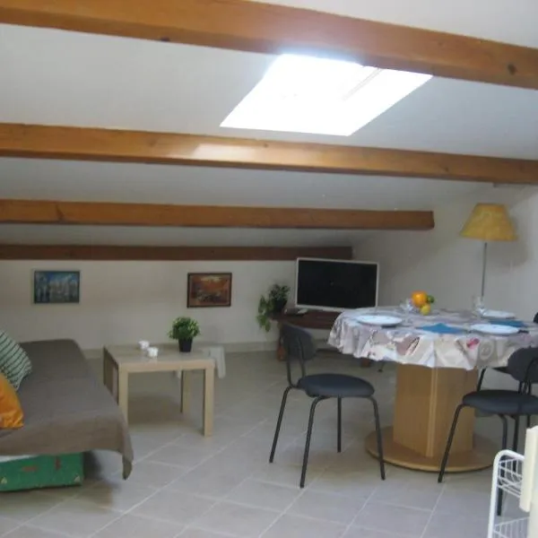 T 2 avec velux sous les combes de 34 m2, hotel v destinácii La Londe-les-Maures