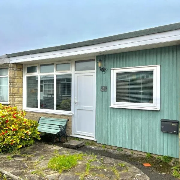 Seaside Chalet near Bracelet Bay Pass The Keys, hotel a The Mumbles