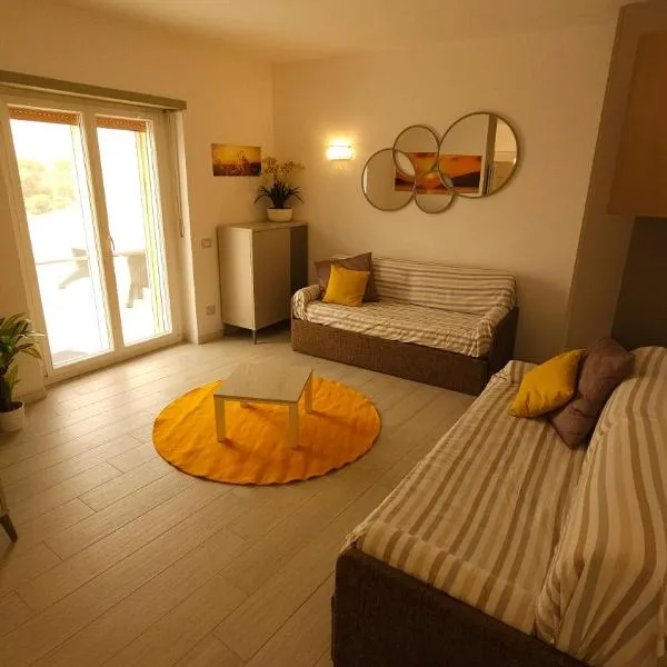 Attico Vista Mare: Tirrenia'da bir otel