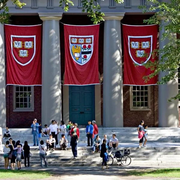 Best Location At Harvard University! 4 Bedroom Apartment! Two Units Available!, hotel in Cambridge